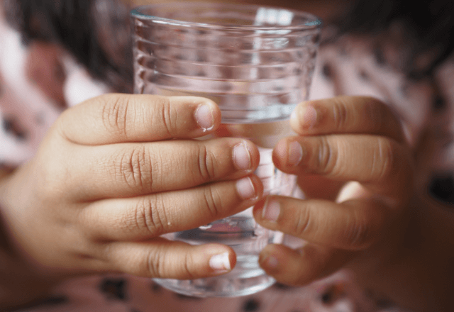 カフェで…水をこぼした子どもに「自分で拭いて」と言い放つ母親。だが次の瞬間⇒周囲の客が立ち上がったワケ…
