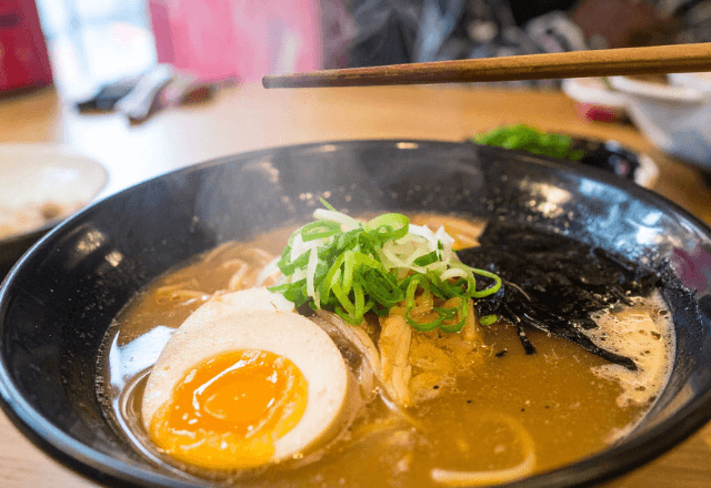 ラーメン屋で…「一人で食べたいです」絡んでくる常連客に伝えた結果⇒店主「出て行け」追い出されたのは…