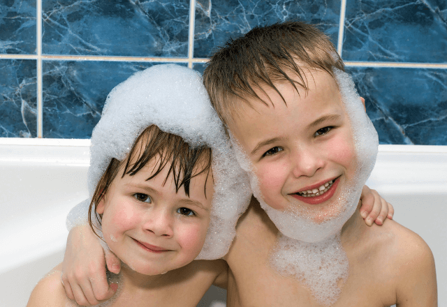 子どものシャンプーを楽しく！嫌がるときやフケが気になるときのコツ