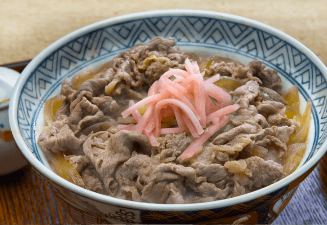 牛丼屋で…若者「何だその食い方」客「あ？」若者が丼を指さした瞬間⇒客「表出ろ！」警察に連行されたワケ…