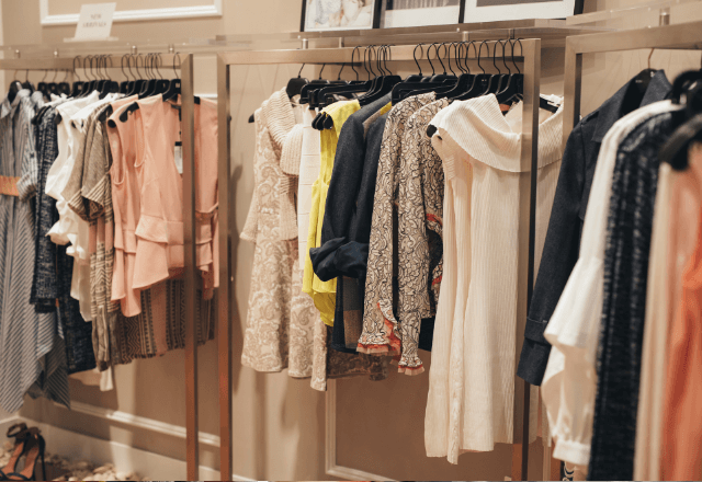 客「結婚式用の服を探してて…」店員「なるほど…」直後⇒「あちらがお勧めです」古着屋を案内されて―！？