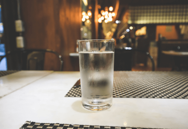 旅行先で…「充電がない」迷子のカップルに充電器をあげた私。1年後⇒店員「あ！」【衝撃の恩返し】に涙…