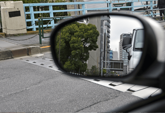 信号待ち中…背後から“ボコボコのワゴン車”が急接近。嫌な予感がした直後⇒「止まれェ！」逆走し始めて―！？