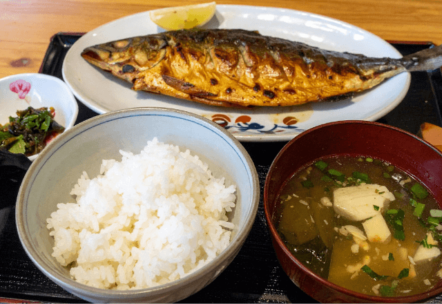 定食屋で…料理を前に固まる高齢男性の様子に違和感。直後⇒店員が差し出した“あるモノ”に思わず二度見―！？