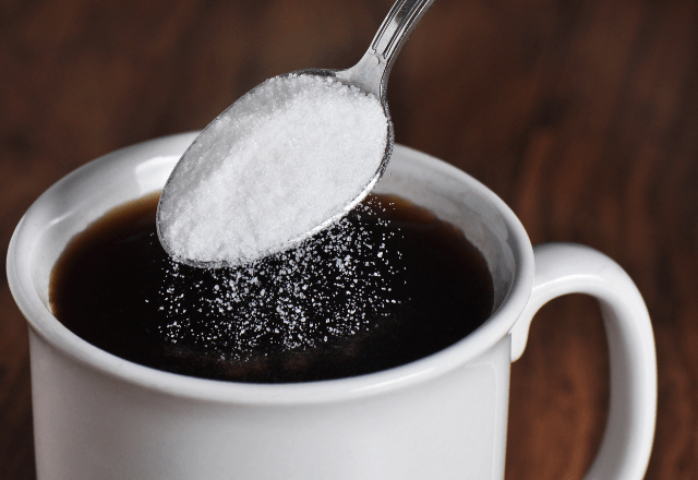 「やめろ、何してるんだ！」同期のコーヒーに”謎の粉”を入れる後輩に違和感。問い詰めるも⇒”まさかの返答”に…「え？」