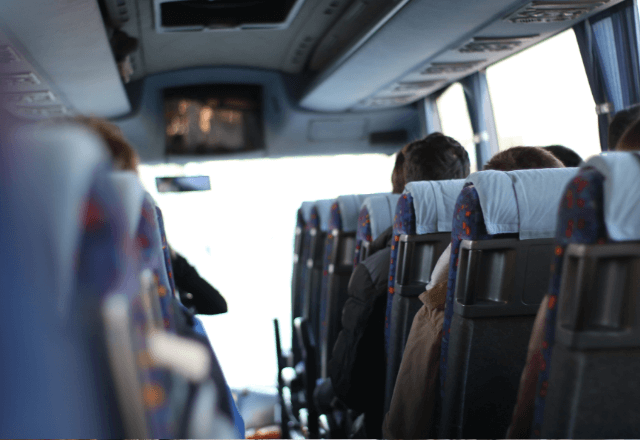 夜行バスで…私「いつ着きますか？」運転手「さぁ…」2時間後⇒「降りて下さい」高速道路で降ろされて―！？