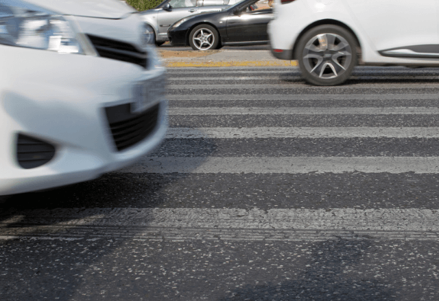 「邪魔だよ！」歩行者に“幅寄せ”、クラクション連発の女性。直後⇒背後からの“制裁”に顔面蒼白―！？