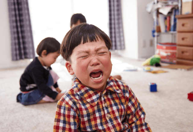 子どもの「叩く・噛みつく」行動への対応｜保育士が実践する、優しく毅然としたアプローチ