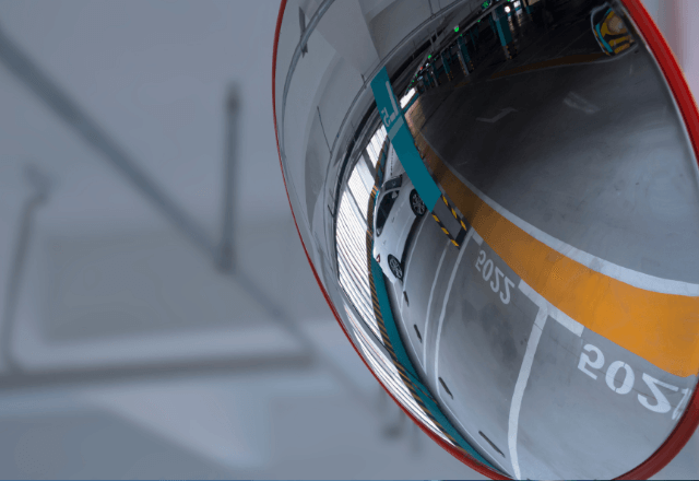 コインパーキングで…後ろから異常に詰める車に違和感。数秒後⇒降りてきた“男たち”に囲まれた理由にゾッ…