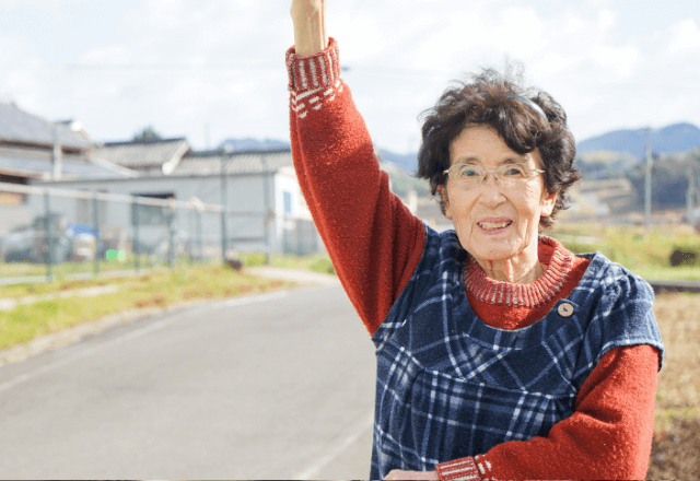 帰省初日…祖母「今から会いに行こう」私「えっ誰に？」直後⇒渡された【ソレ】に「帰るね」