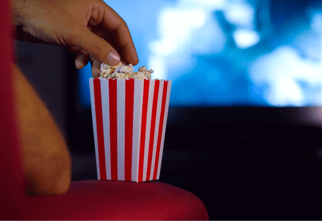 映画館で…妻「ポップコーンは2人で食べよう」夫「うん」しかし上映中⇒夫「触るな！」ポップコーンを奪われ―！？