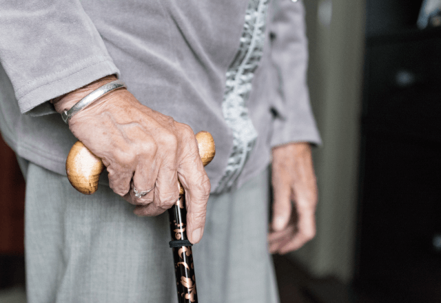 電車で…若者が高齢女性を押しのけて着席。誰も声を出せない中⇒中年男性の“ひと言”に車内が静まり返る…