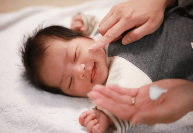 赤ちゃんの保湿ケアの基本｜保湿剤の選び方と嫌がるときの対処法