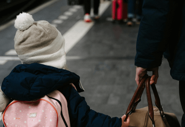 駅のホームで…子どもに近付く“見知らぬ男性”。警戒した次の瞬間⇒“意外過ぎる正体”に母が涙して―！？