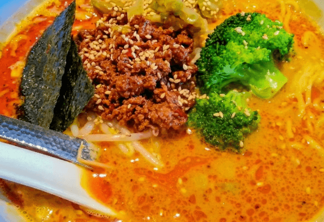 店員「担々麺です」母「豪華な海苔ね！」だが私の分が届いた直後⇒【衝撃の正体】に二人が“青ざめた”ワケ…