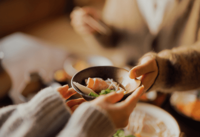 義実家で食事中…私「料理取り分けます」義母「当然。昔の女はもっと気が利いた」直後⇒義父が立ち上がり―！？