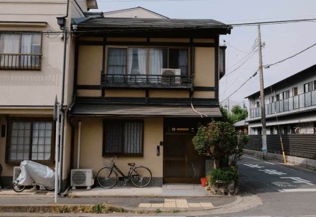 義母「良い家見つけたの」夫「即契約しよう！」入居して数日後⇒私「右隣の家って…」判明した真相にゾッ…