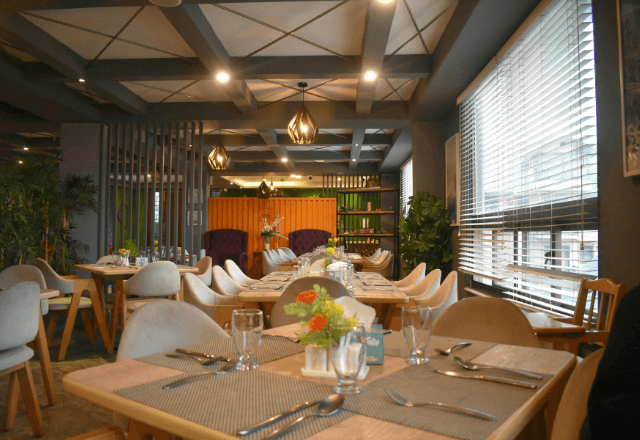 ファミレスで…「席が眩しい」店員に相談した父。料理が運ばれてくるも⇒父が“一口も食べず”に激怒して退店！？