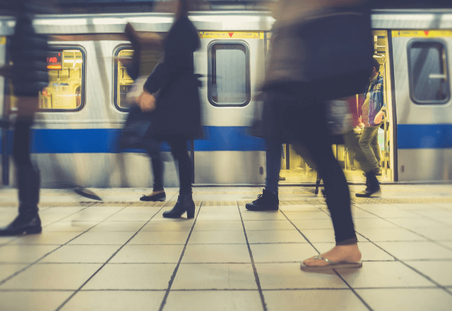 駅で…降りた乗客が“ホームに荷物を置いて車内へ”。戻って来た瞬間⇒【まさかの理由】に言葉を失う…