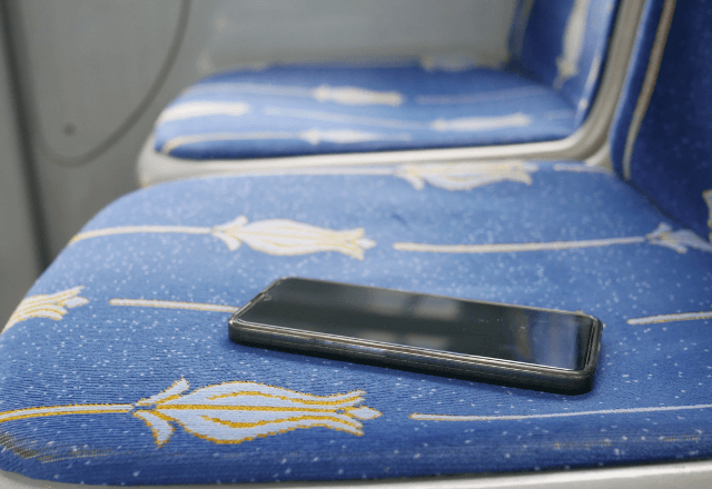 高校生「スマホを落としてしまい…」係員「届いてますよ」直後⇒「何これ…！？」スマホを見て驚愕したワケ…