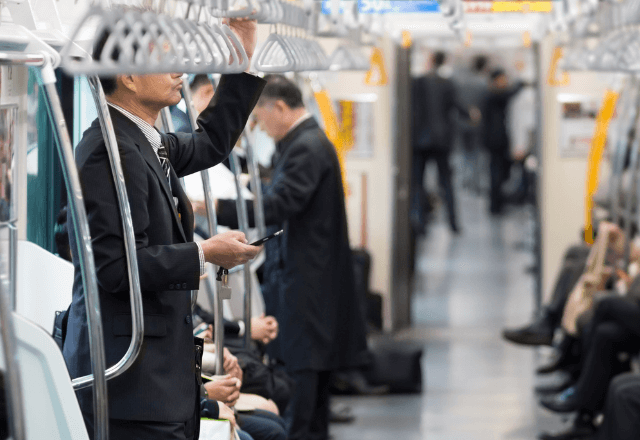 電車で…酒を飲み大声で通話する男。降車時⇒「おいお前！」前の乗客を襲った【まさかの理由】に車内騒然―！？