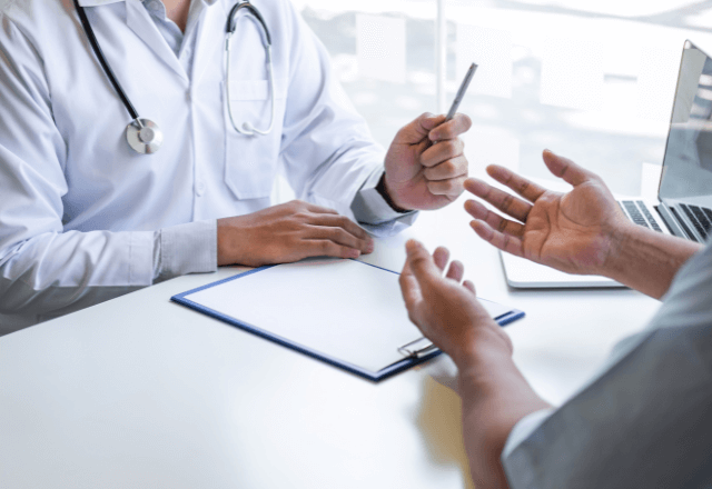 病院で…医者「貧乏人とか診察してる暇ない（笑）」俺「本当にいいのね？」直後⇒俺の【正体】に気づいた医者「ちょっと待って」