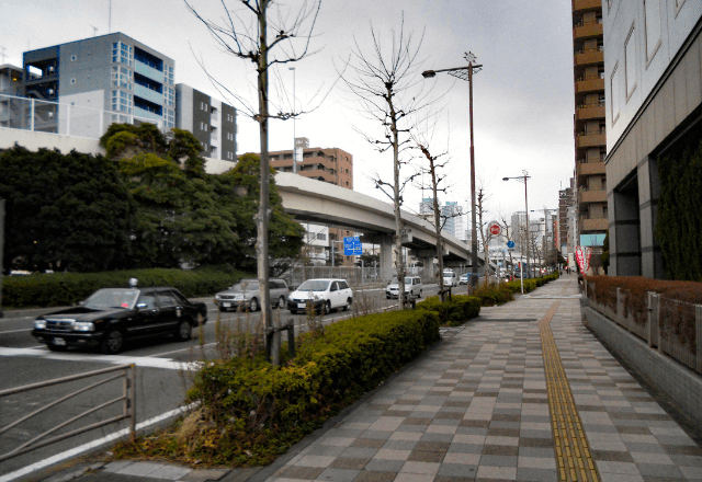 駅を出てすぐ…誰もいないはずの道で突然“人の気配”。早足に帰宅した結果⇒鞄から出てきた【ソレ】に戦慄…
