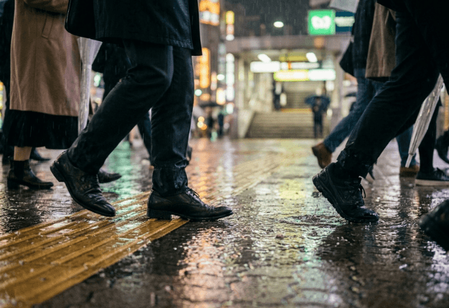 雨の駅前で…「送りますよ」傘のない老人を家まで送った私。数日後⇒判明した【老人の正体】に「えっ？！」