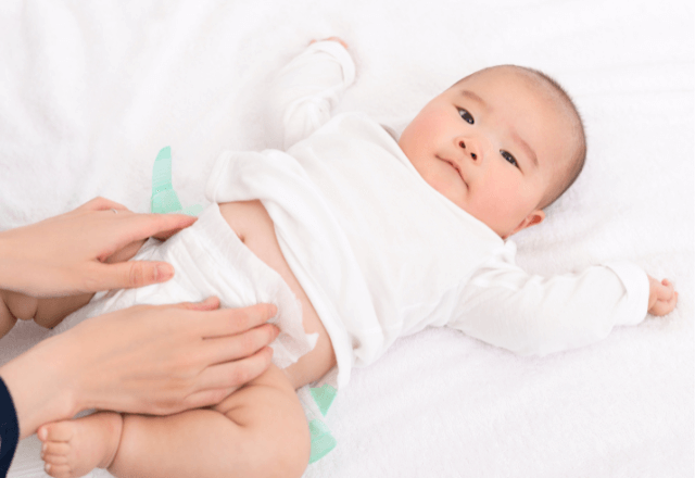 うんちのおむつ替えも怖くない！基本の手順とスムーズなコツ