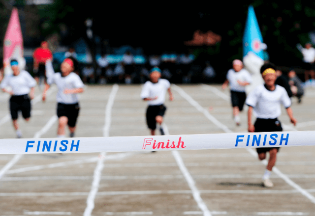 運動会で…「バトンはこう持て！」競技中に突然乱入した保護者。次の瞬間⇒衝撃の展開に先生たちも絶句…