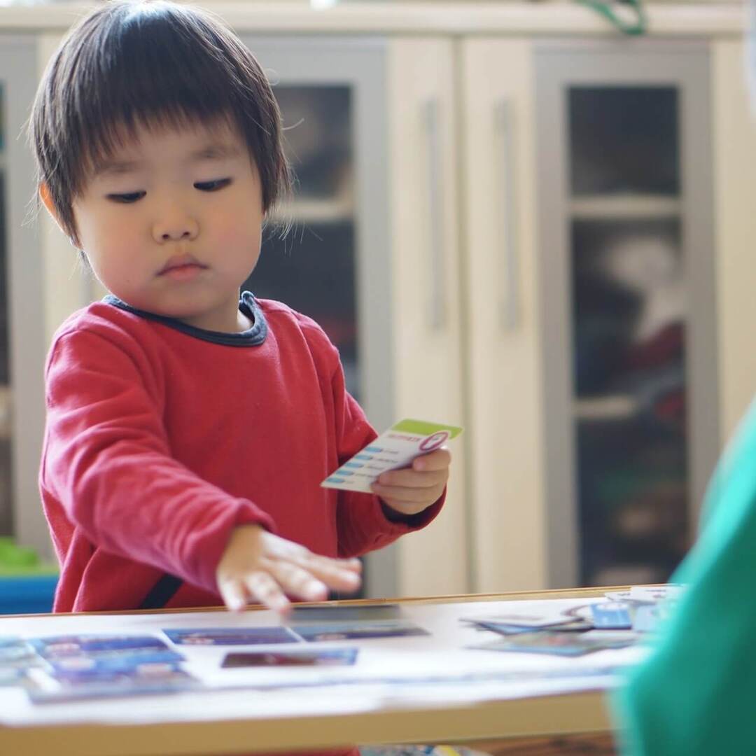 おもちゃ遊びが続かない、動画ばっかり見てる…ならコレ！遊びながら子どもの能力も引き出す「知育カードゲーム」10選