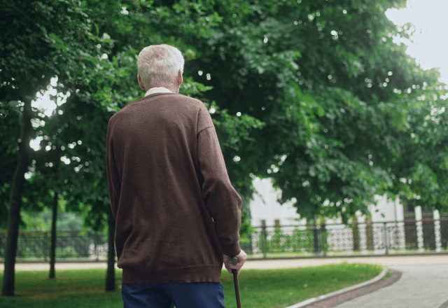 「大丈夫ですか？」足を痛めた老人を助けた私。後日⇒家に届いた【箱いっぱいの恩返し】に家族が大歓喜！？