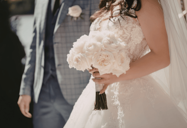 結婚式で…「俺の挨拶がまだだ！」花嫁からマイクを奪う泥酔男。直後⇒迎えた【悲惨な結末】に絶句…