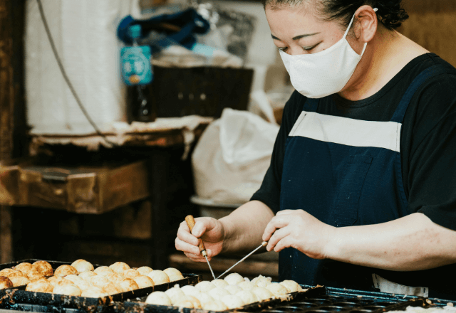 関西のたこ焼き屋で…客「これ、頼んでないです」店員「ええねん、だって…」続く一言に客が泣いたワケ…