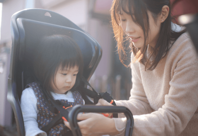 チャイルドシートは前乗せ?後ろ乗せ?子乗せ自転車の安全ルールと選び方