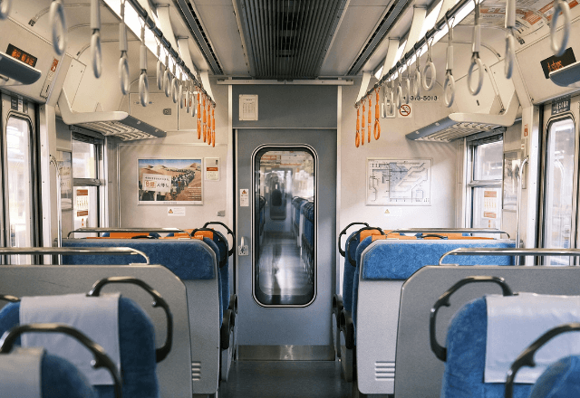 朝の通勤電車で…突然隣の車両から駆け込んでくる男性。不審に思った瞬間⇒男性の“異常行動”に「駅員呼べ！」