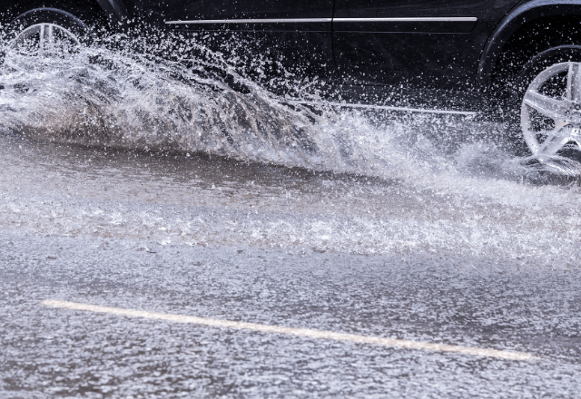 山道ドライブで…「前が見えない」突然の豪雨に車を停めた私。数分後⇒発覚した【恐ろしすぎる事態】にゾッ…