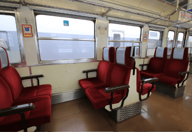 電車で…「向き変えちゃお」4人席を勝手に“2人席”にする学生。直後⇒隣の乗客が放った【一言】に学生赤面…