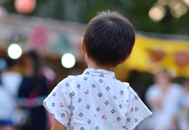 「勝手にクーラーボックス開けてる！？」花火大会で突如現れた子ども。辺りを見渡した直後⇒【親の姿】に絶句…