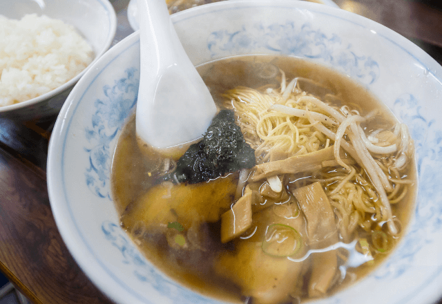 ラーメン屋で…店員「ライス無料です」私「じゃあ下さい」だが会計時⇒「有料です」驚愕の真相に「え…」