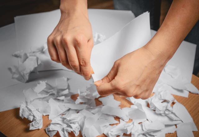 店員「この商品券は使えません」老人「使えないならゴミ！」と叫びビリビリに破った？！直後→謎行動の理由に衝撃！