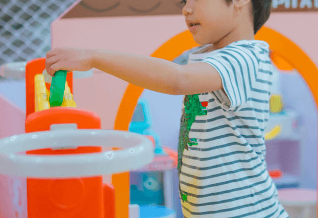 幼稚園のお迎えで…「うわぁああん！」突然泣き出した息子に違和感…直後⇒息子の＜衝撃的な一言＞に父親ブチ切れ！？