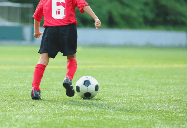 試合中…トイレ前で倒れる“敵チームの選手”をこっそり救護。5年後⇒「おかげで…」現れた青年の【報告】に涙…