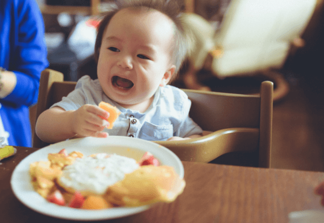 家族で外食中…子どもが騒ぎだしても無関心の夫にモヤモヤ。直後⇒隣の女性から思わぬ一言が飛び出し―！？