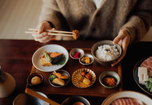 義実家で…「味が薄いわね」嫁の料理を嘲笑う義母。直後⇒夫の【予想外の暴露】で義母が赤っ恥！？