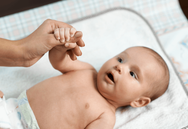 生きるための大切な機能！赤ちゃんにだけ見られる「原始反射」とは