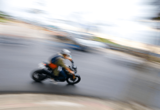 集団下校中…横断歩道でとまってくれた車。渡っているとバイクが突っ込んできて――！？