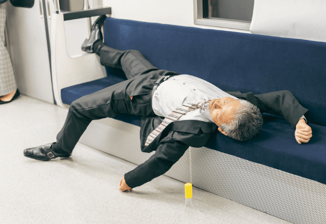 電車で…乗客「高校生の子が倒れた！」酔っ払い「お？」近付いた直後⇒「嘘でしょ…？！」驚愕の展開に―！？