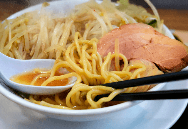 ラーメン屋で…無料の“大盛サービス”を残して帰った客。後日⇒再来店した客が【逆ギレした理由】に戦慄…