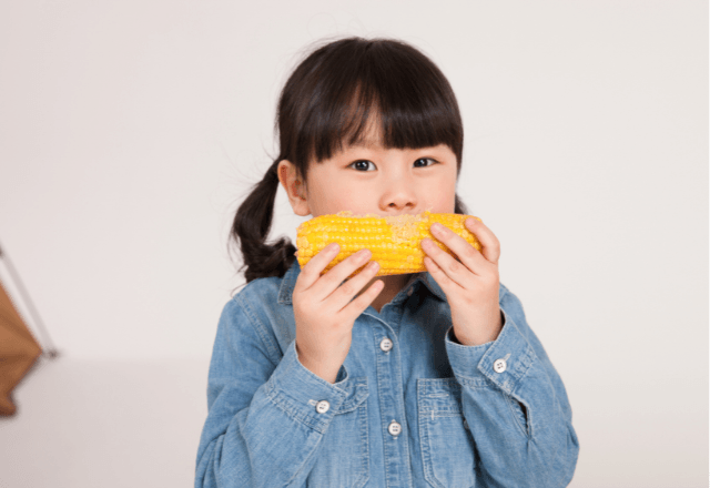 粒の数はひげと同じ？おやこで楽しむとうもろこしの皮むきと食育